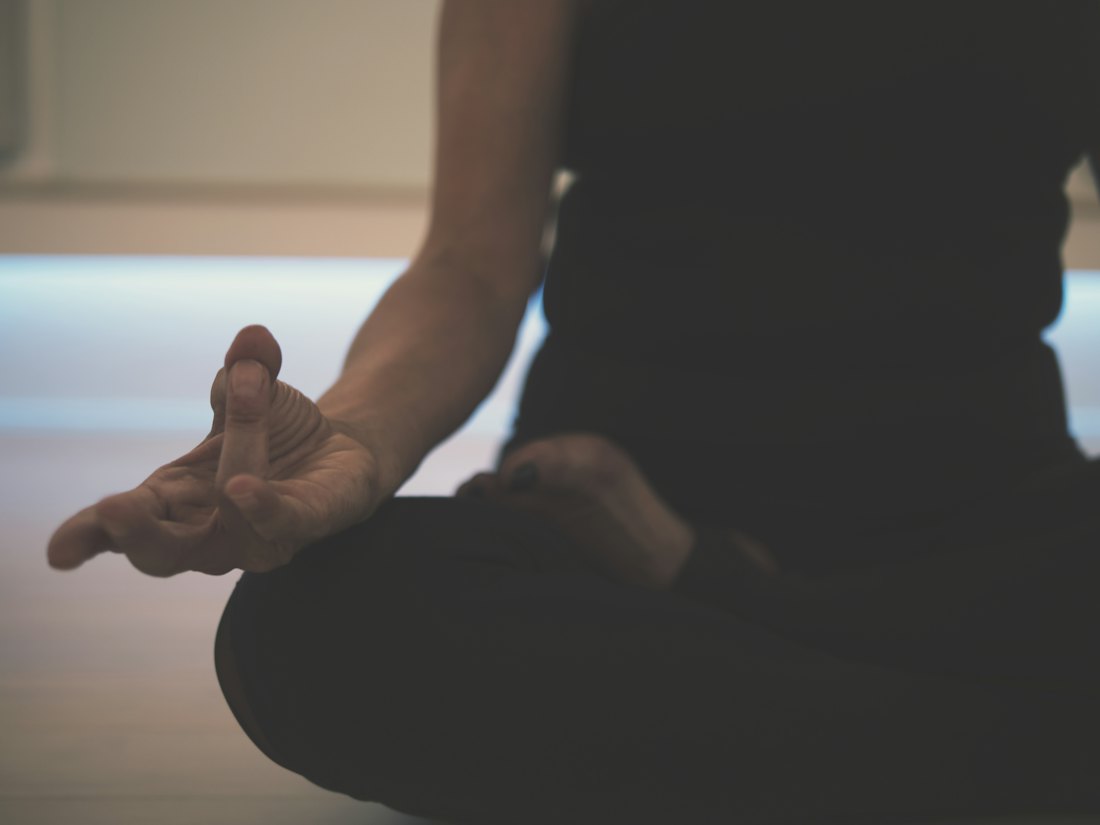 Ruhige Meditationshaltung, Hände entspannt auf den Knien